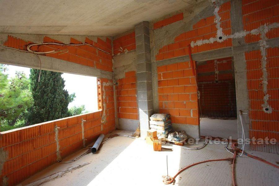 Unfinished house first row to the sea