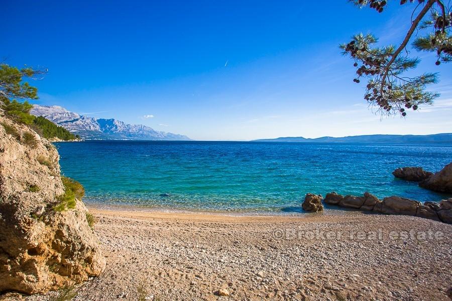 Attractive land, in the first row to the sea, for sale