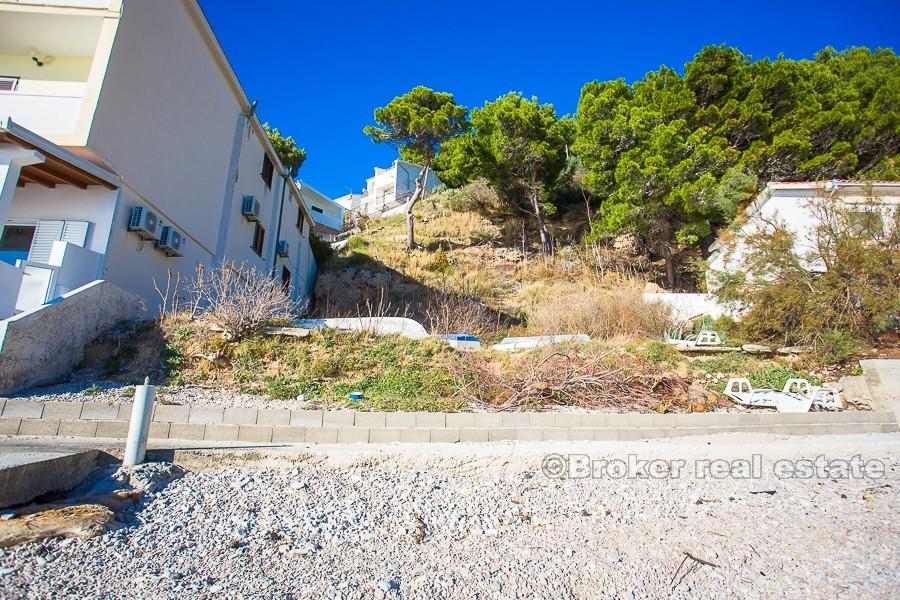 Atraktivní pozemek, v prvním řadě k moři, k prodeji