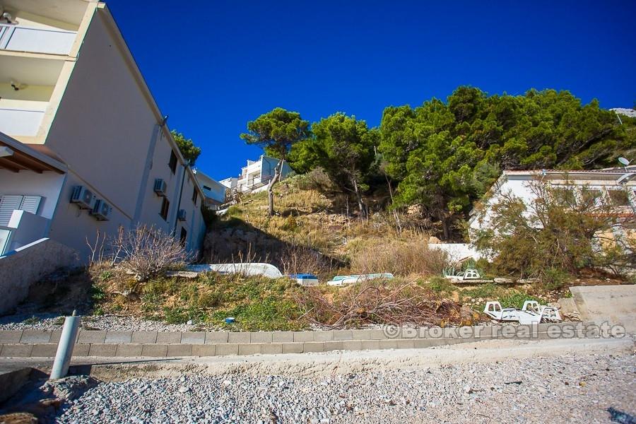 Atraktivní pozemek, v prvním řadě k moři, k prodeji