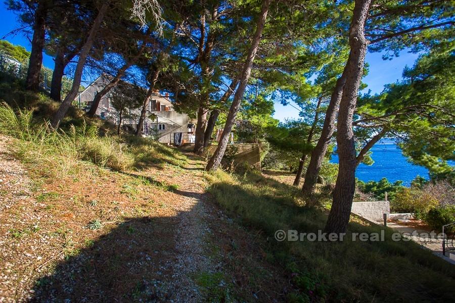 Atraktivní pozemek, v prvním řadě k moři, k prodeji