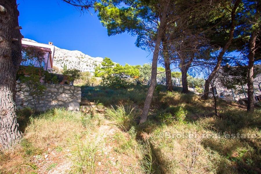 Atraktivní pozemek, v prvním řadě k moři, k prodeji