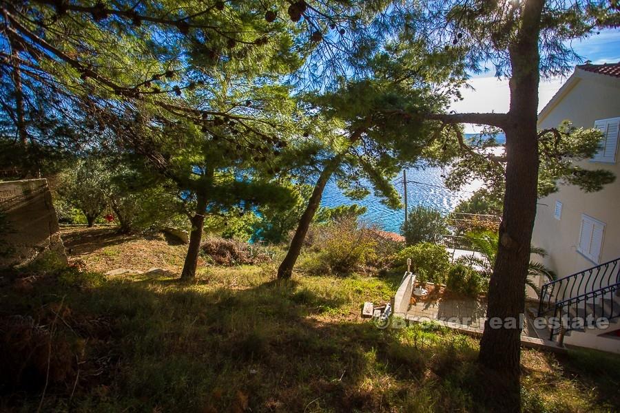 Atraktivní pozemek, v prvním řadě k moři, k prodeji