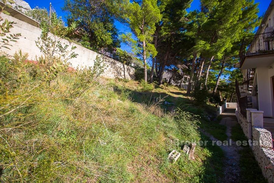 Atraktivní pozemek, v prvním řadě k moři, k prodeji