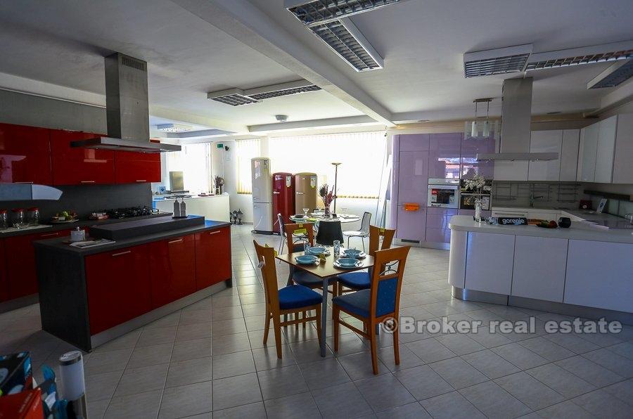 Bâtiment d'affaires à Trogir, en vente