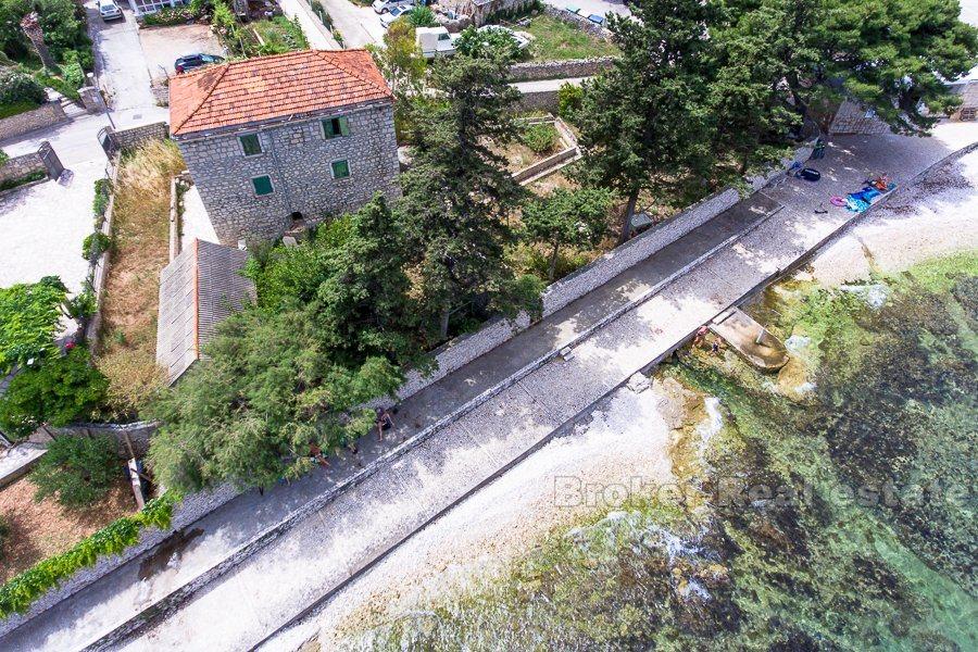 Vecchia villa rubata, lungomare, in vendita