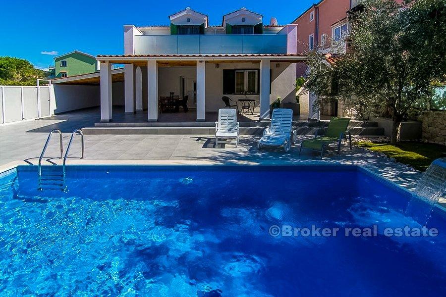 Vila s bazenom, 40m od mora, na prodaju