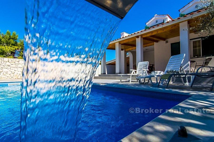 Villa avec piscine, à 40 mètres de la mer, à vendre
