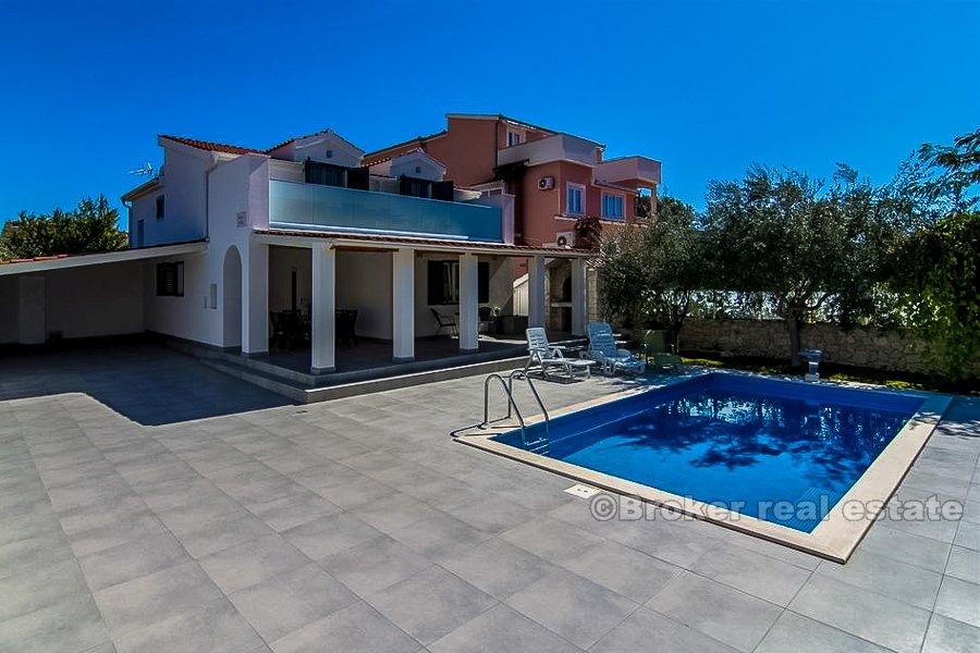 Villa avec piscine, à 40 mètres de la mer, à vendre