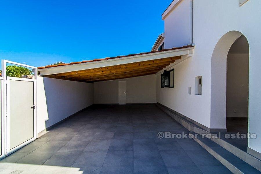 Villa avec piscine, à 40 mètres de la mer, à vendre