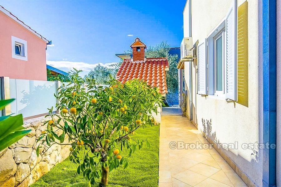 Villa avec piscine, à 40 mètres de la mer, à vendre