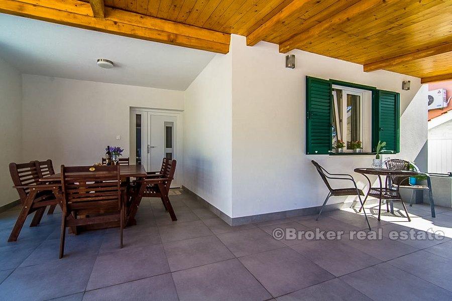 Villa avec piscine, à 40 mètres de la mer, à vendre