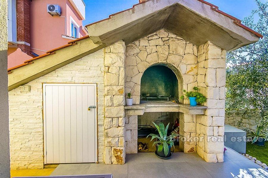 Villa avec piscine, à 40 mètres de la mer, à vendre