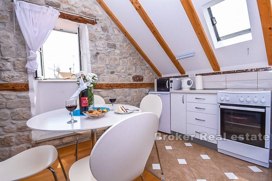 Renovirana kamena kuća, na prodaju