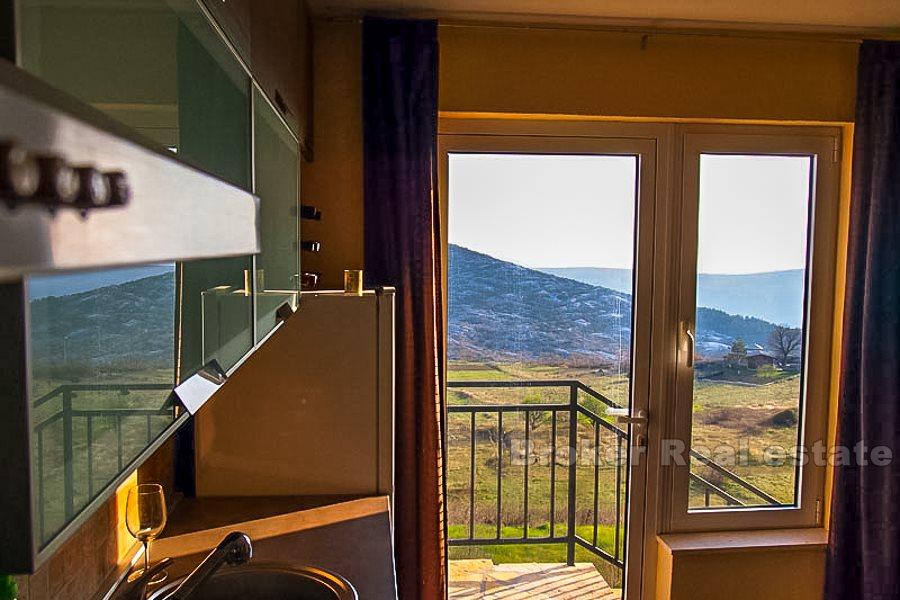 Renovirana kamena kuća, na prodaju