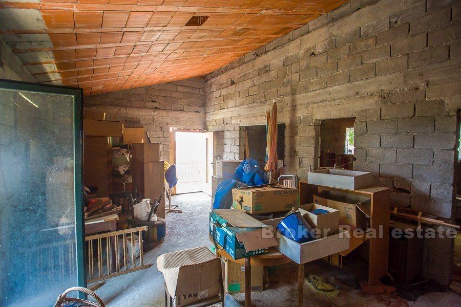 Niedokończony dom z widokiem na morze, na sprzedaż