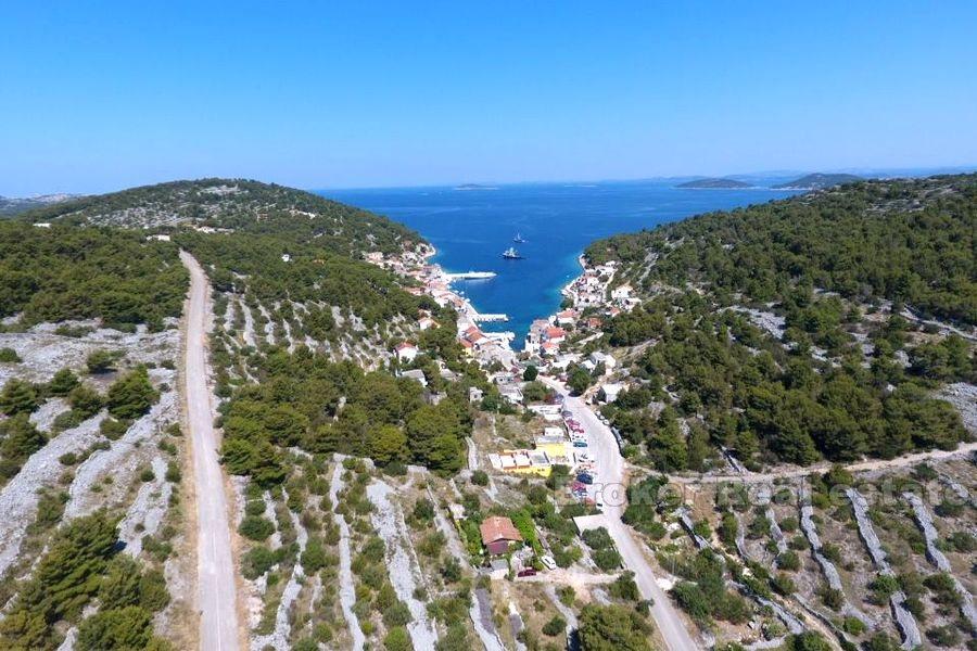 Oavslutat hus nära havet på ön nära Sibenik