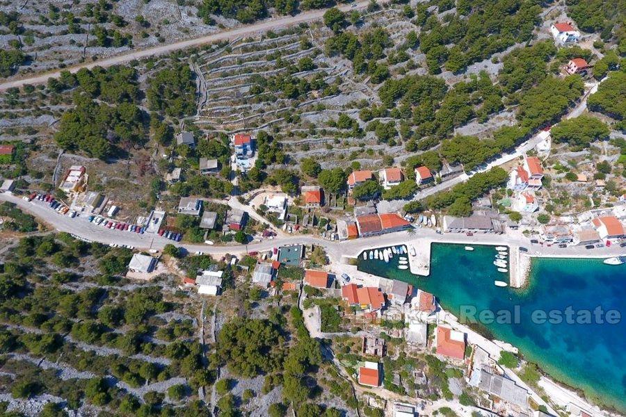 Oavslutat hus nära havet på ön nära Sibenik