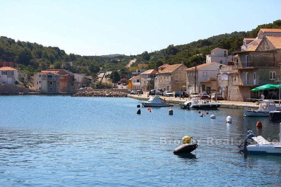 Oavslutat hus nära havet på ön nära Sibenik