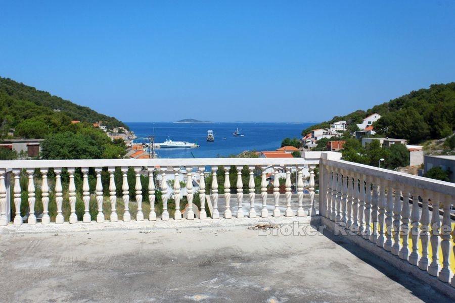 Oavslutat hus nära havet på ön nära Sibenik