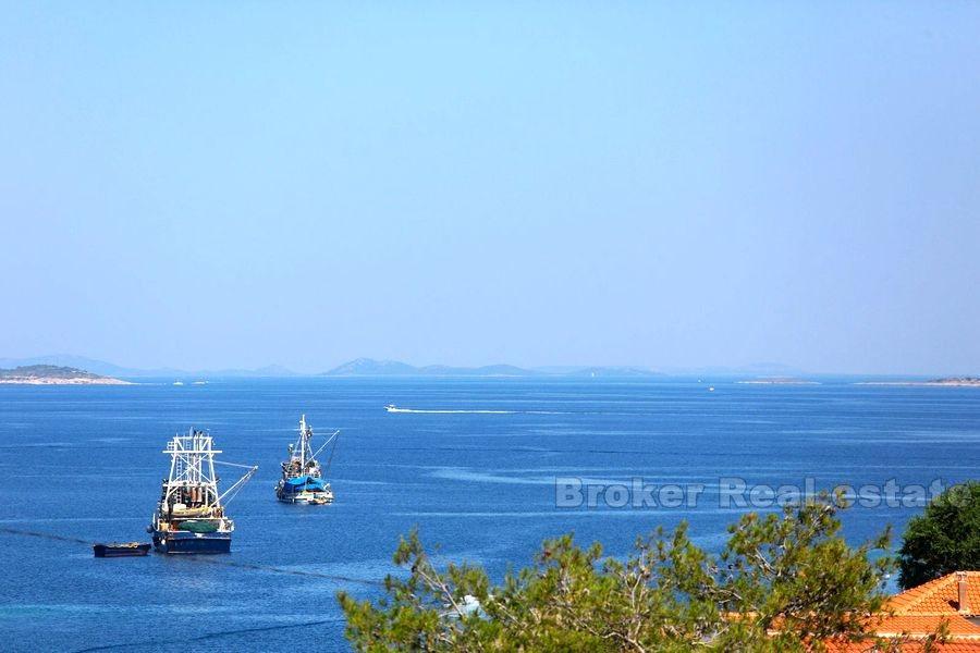 Casa non finita vicino al mare sull'isola vicino a Sibenik