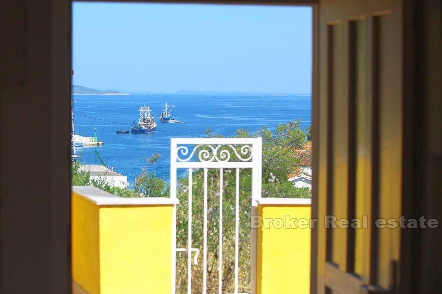 Maison inachevée près de la mer sur l'île près de Sibenik