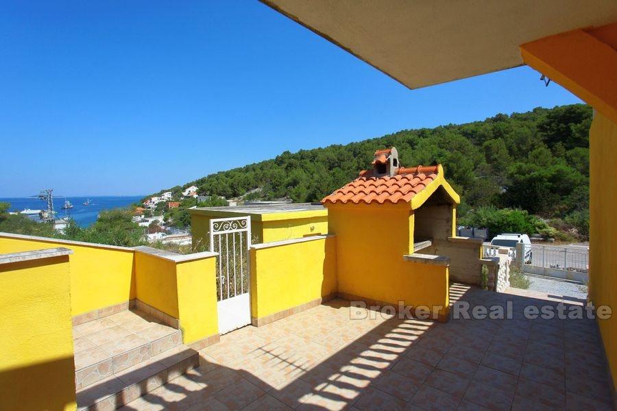 Maison inachevée près de la mer sur l'île près de Sibenik