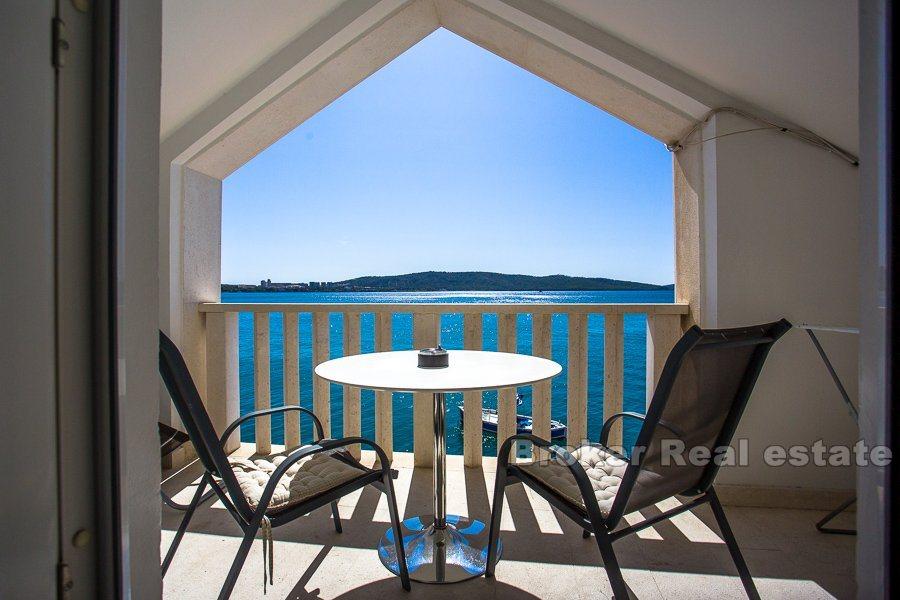 Casa in pietra, sul lungomare, in vendita