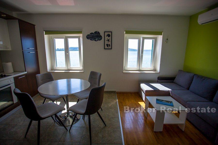 Casa in pietra, sul lungomare, in vendita