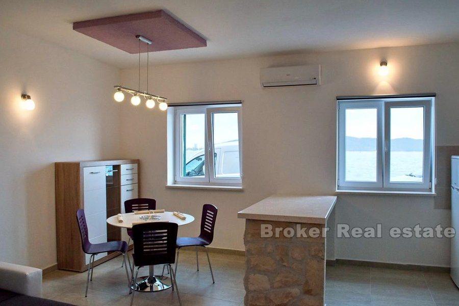 Casa in pietra, sul lungomare, in vendita