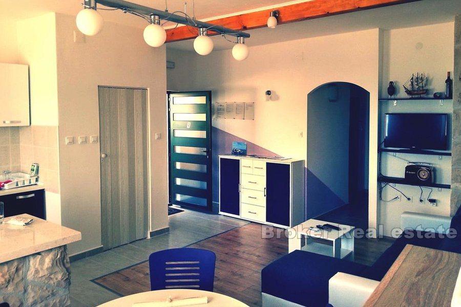 Casa in pietra, sul lungomare, in vendita