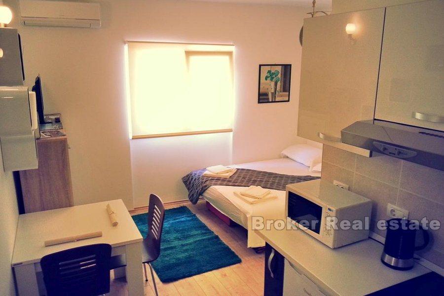 Casa in pietra, sul lungomare, in vendita