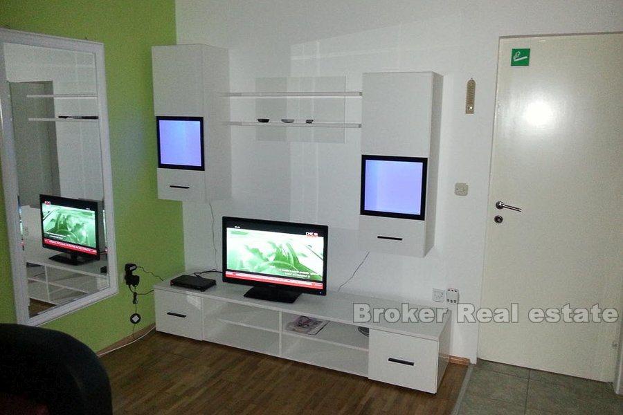 Casa in pietra, sul lungomare, in vendita