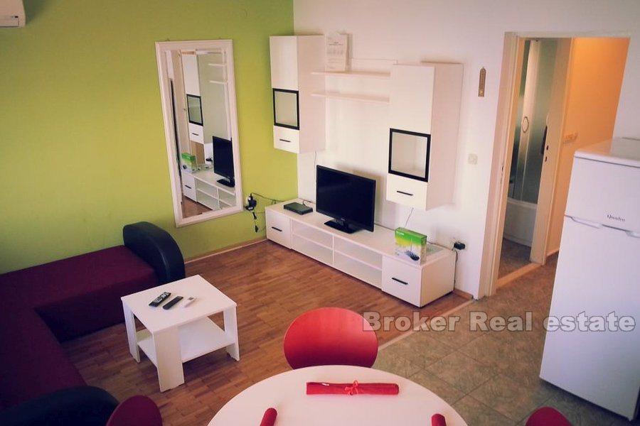 Casa in pietra, sul lungomare, in vendita