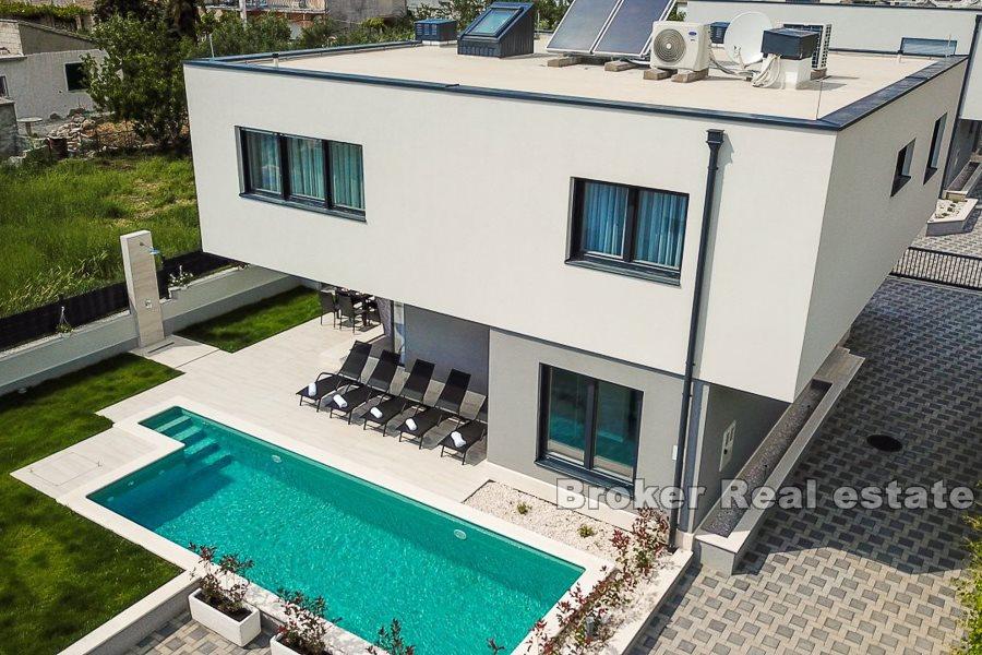 Komplex von zwei Villen mit Pools