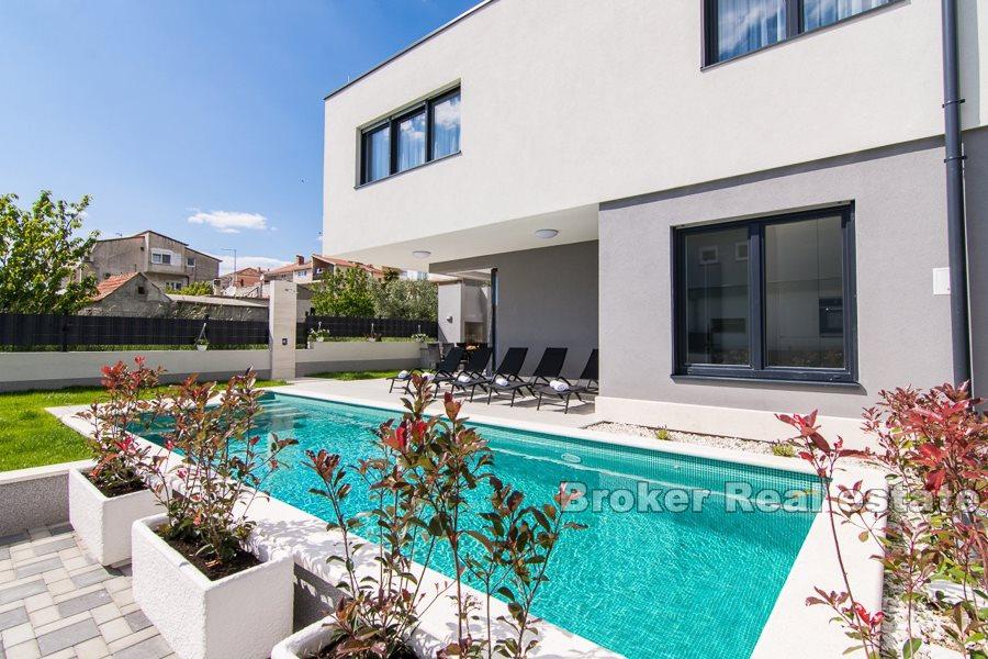 Komplex von zwei Villen mit Pools