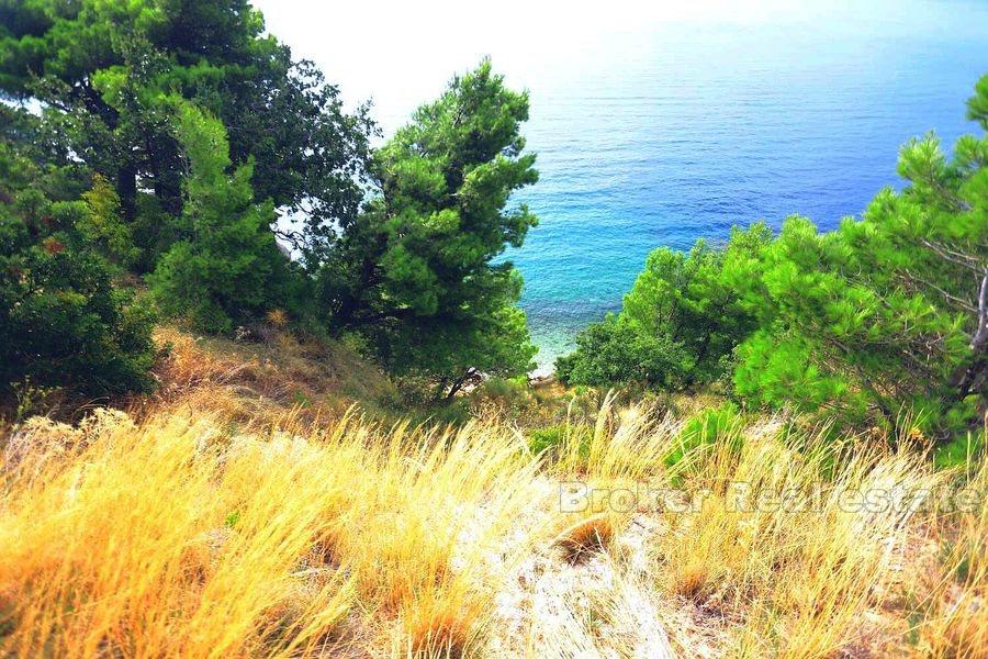 Land plot on the Omis Riviera, first row to the sea