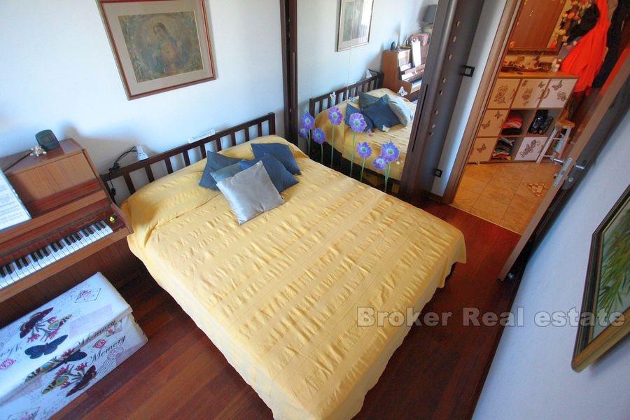 Брда, трехкомнатная квартира с садом и гаражом