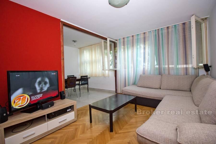 Трехкомнатная квартира недалеко от центра города, для продажи