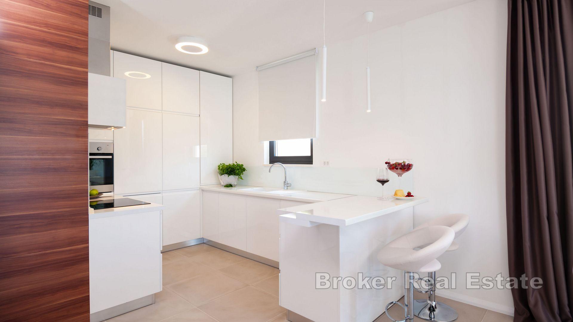 Luksusvilla, andre rad fra sjøen