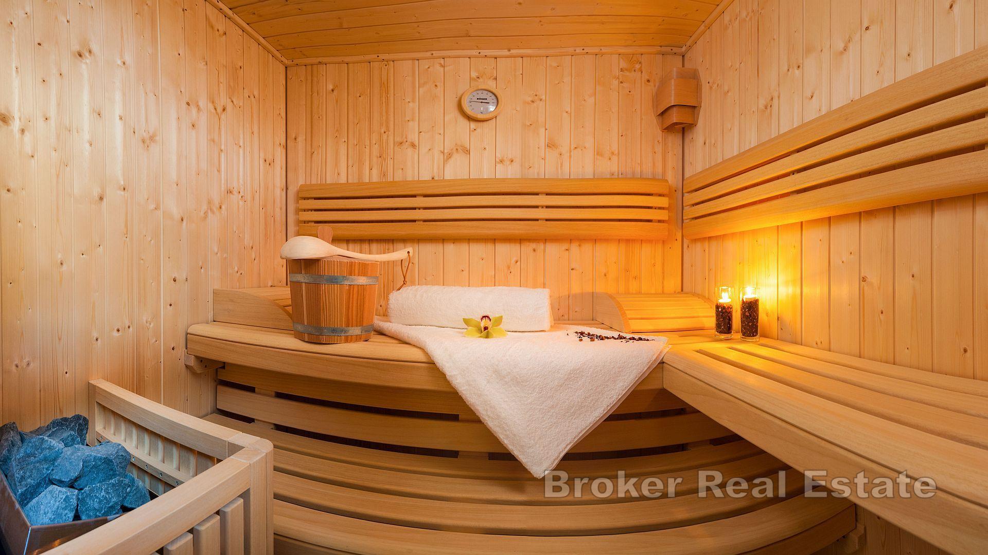 Luxusvilla, zweite Reihe vom Meer