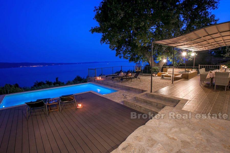Villa med panoramautsikt och pool