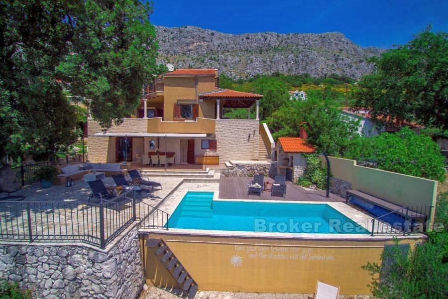 Villa med panoramautsikt och pool