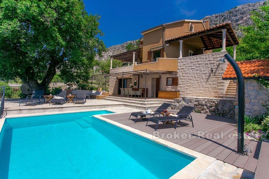 Villa med panoramautsikt och pool