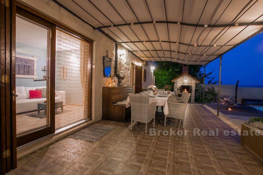 Вилла с панорамным видом и бассейном