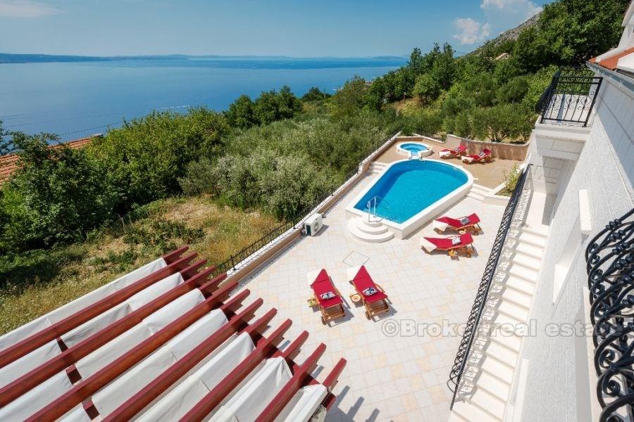 Villa avec piscine et vue fantastique