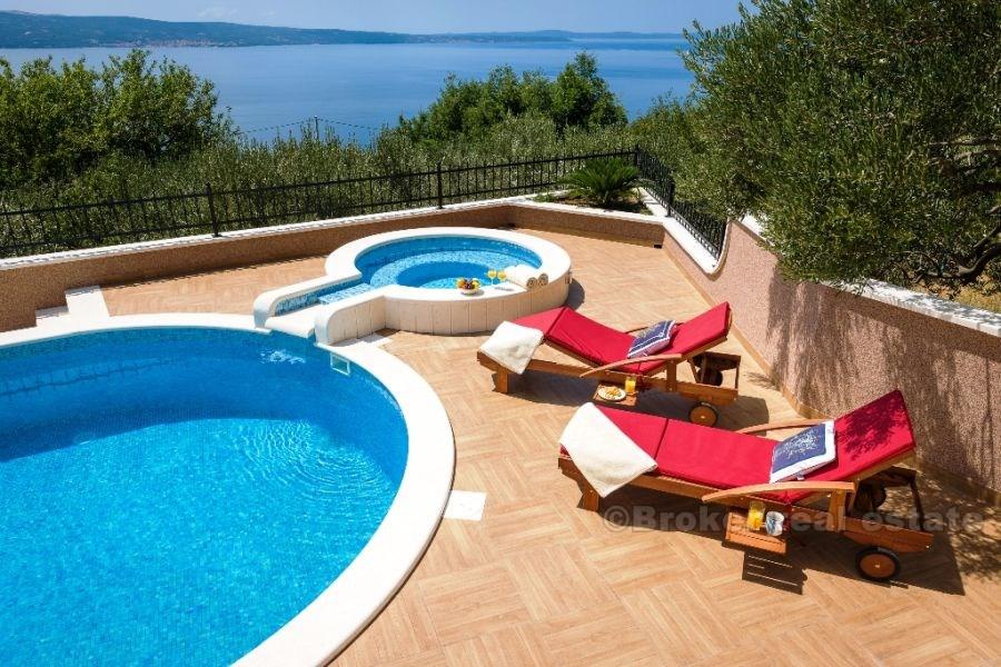Villa avec piscine et vue fantastique