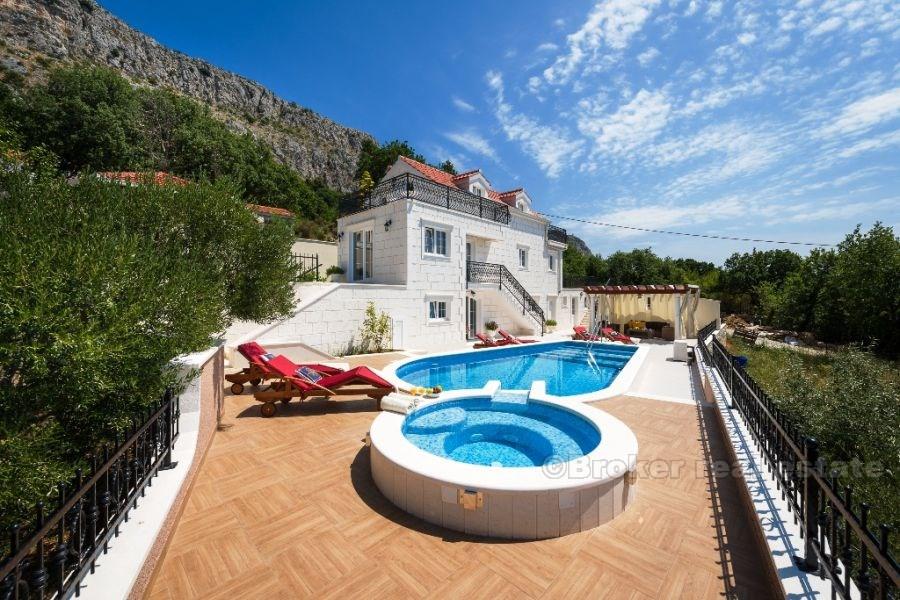 Villa with swimming pool and fantastic view