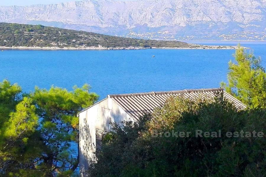 Casa indipendente per adattamento, in riva al mare, in vendita