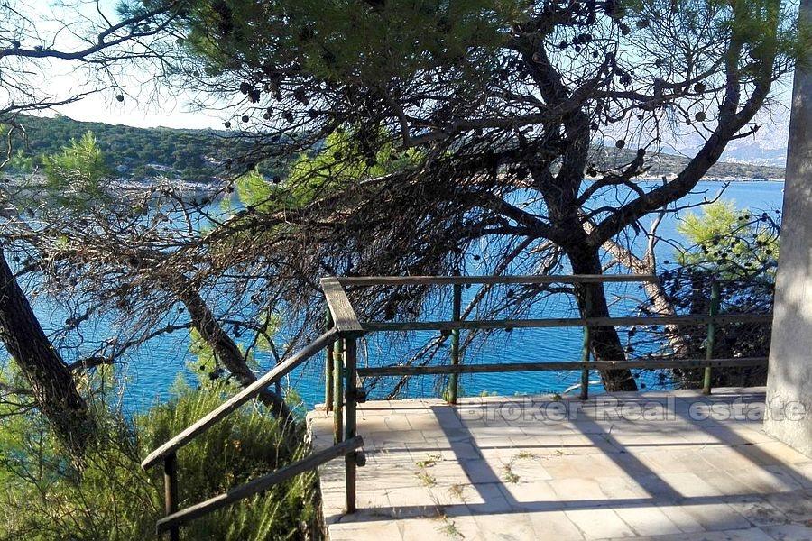 Casa indipendente per adattamento, in riva al mare, in vendita